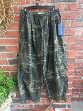 Women’s  Camo Cargo Pants - Olive Green NWT